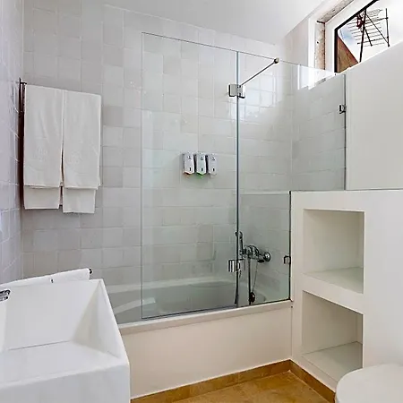 فندق Hello Castelo 4*